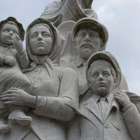 移民の像
